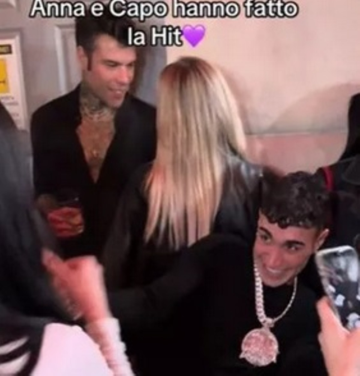 fedez bacio bionda discoteca