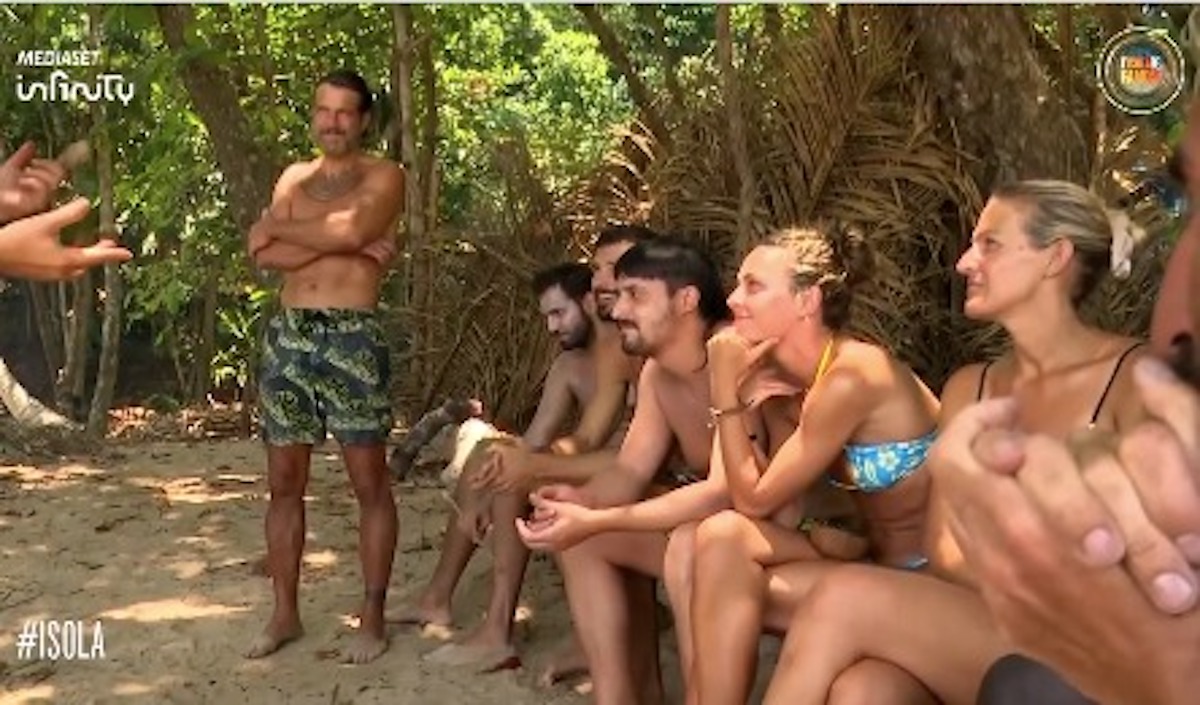 Isola dei Famosi, naufraghi premiati con la pizza: ma non è per tutti