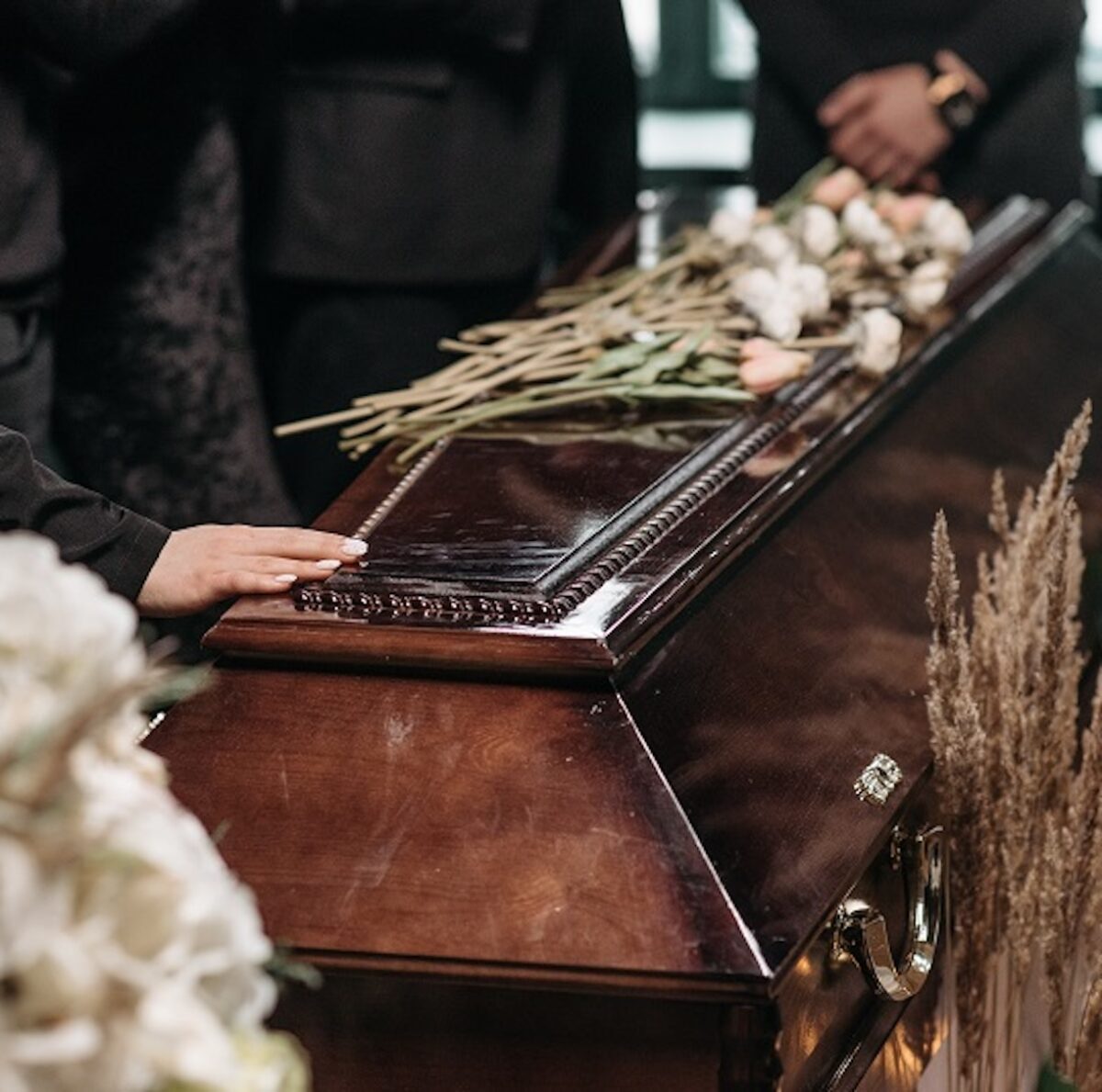 “Si è aperta la bara!”. Terrore durante il funerale, panico in chiesa