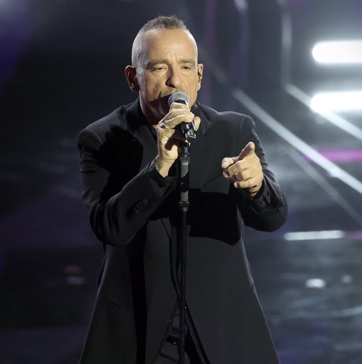 eros ramazzotti imbarazzo gesto fidanzata