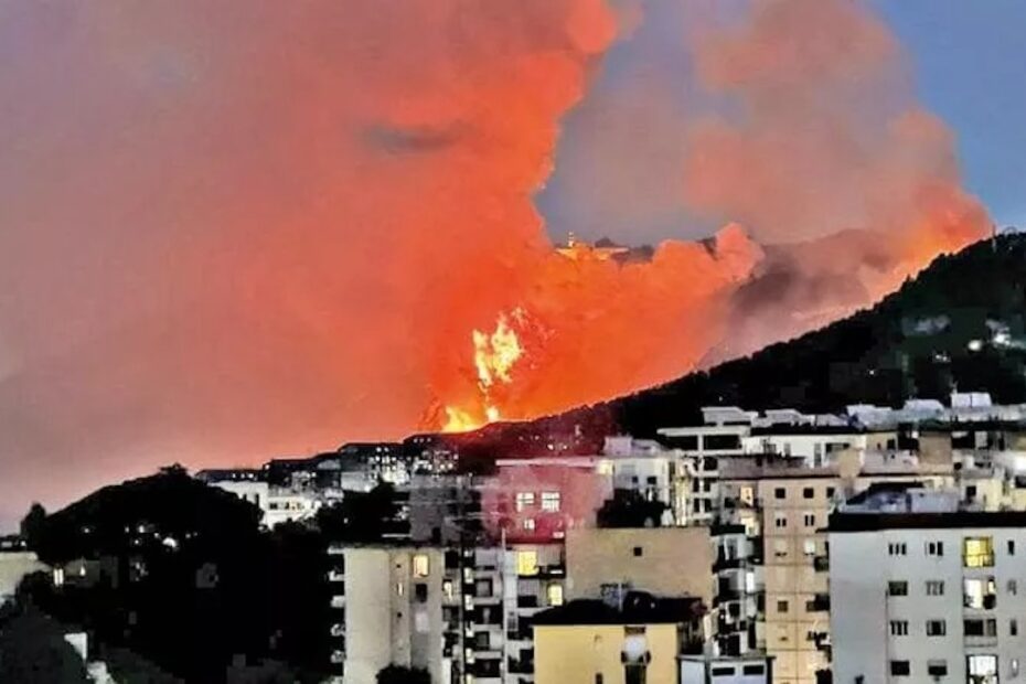 Napoli, incendio sulla collina dei Camaldoli