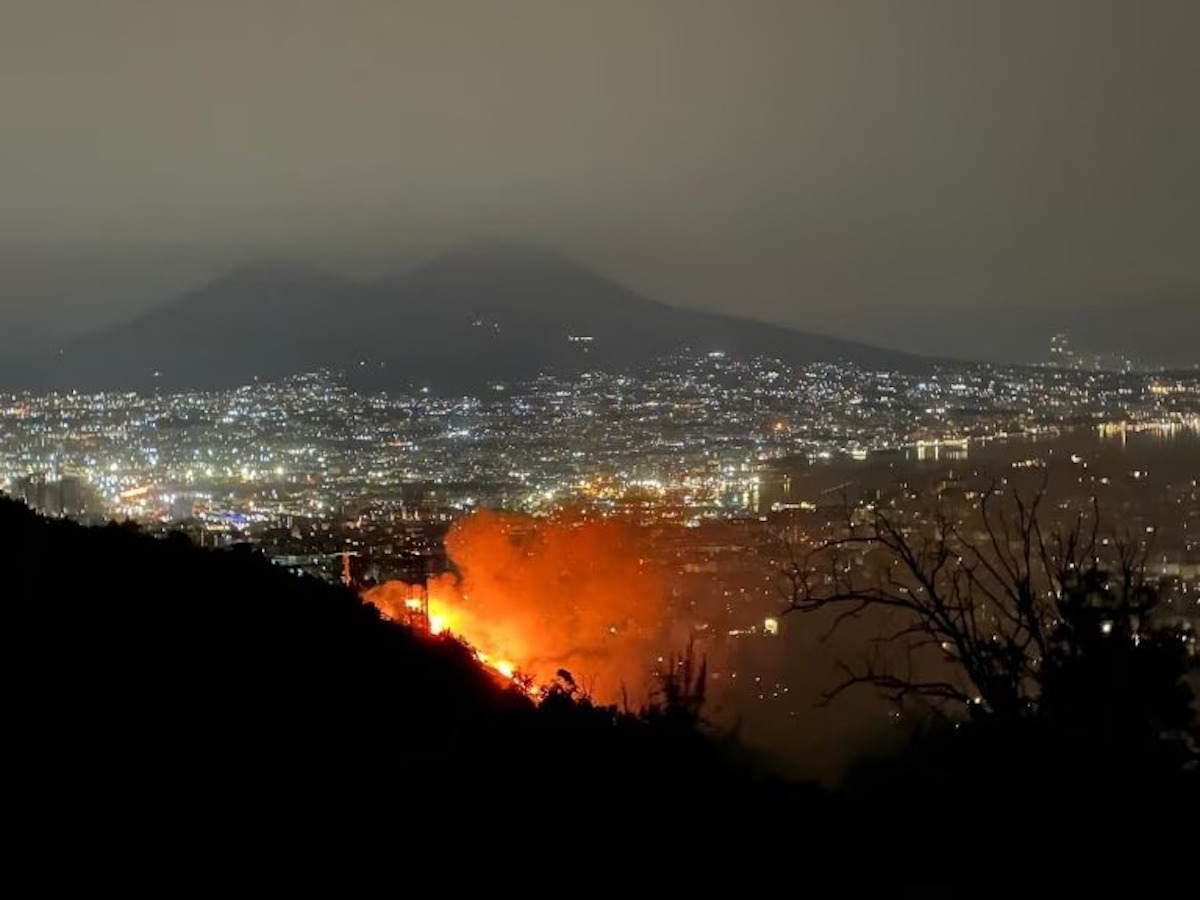 Napoli, incendio sulla collina dei Camaldoli