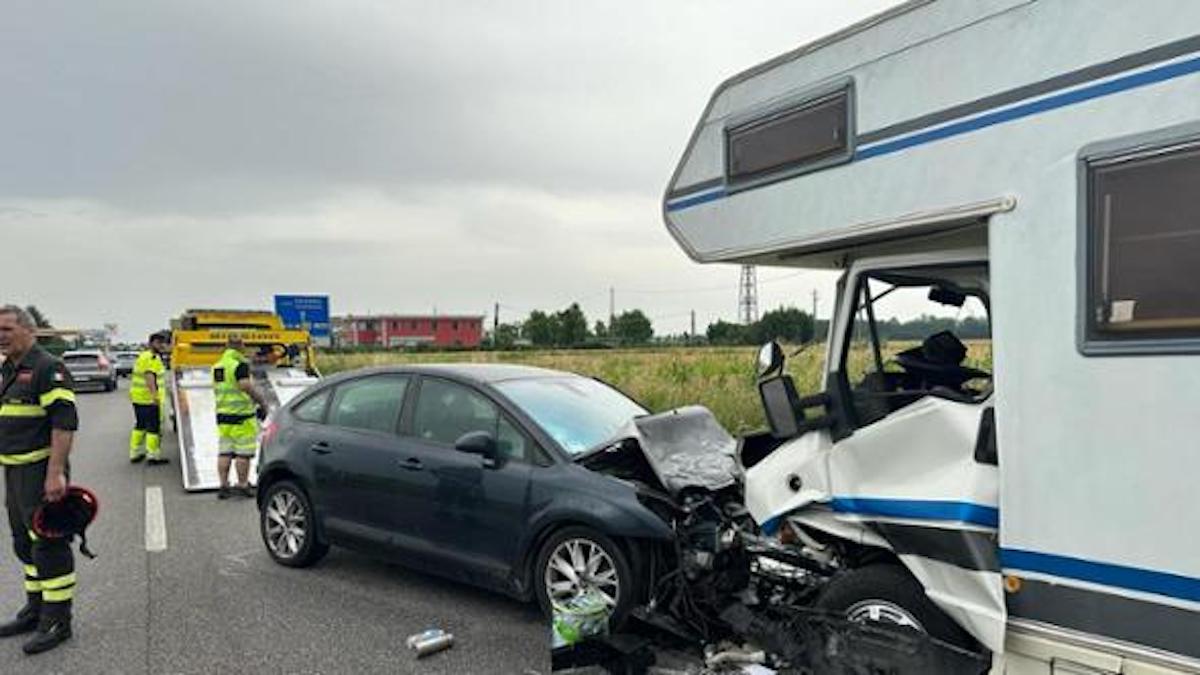 Tragico frontale tra un’auto e un camper: morti marito e moglie