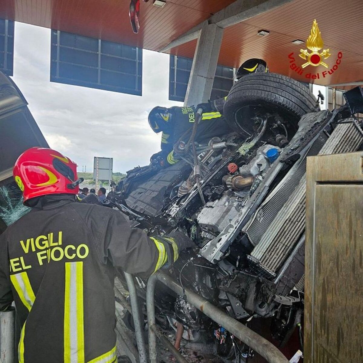 Auto travolge casello sulla A12, 3 morti e 6 feriti: "Nessun segno di frenata"