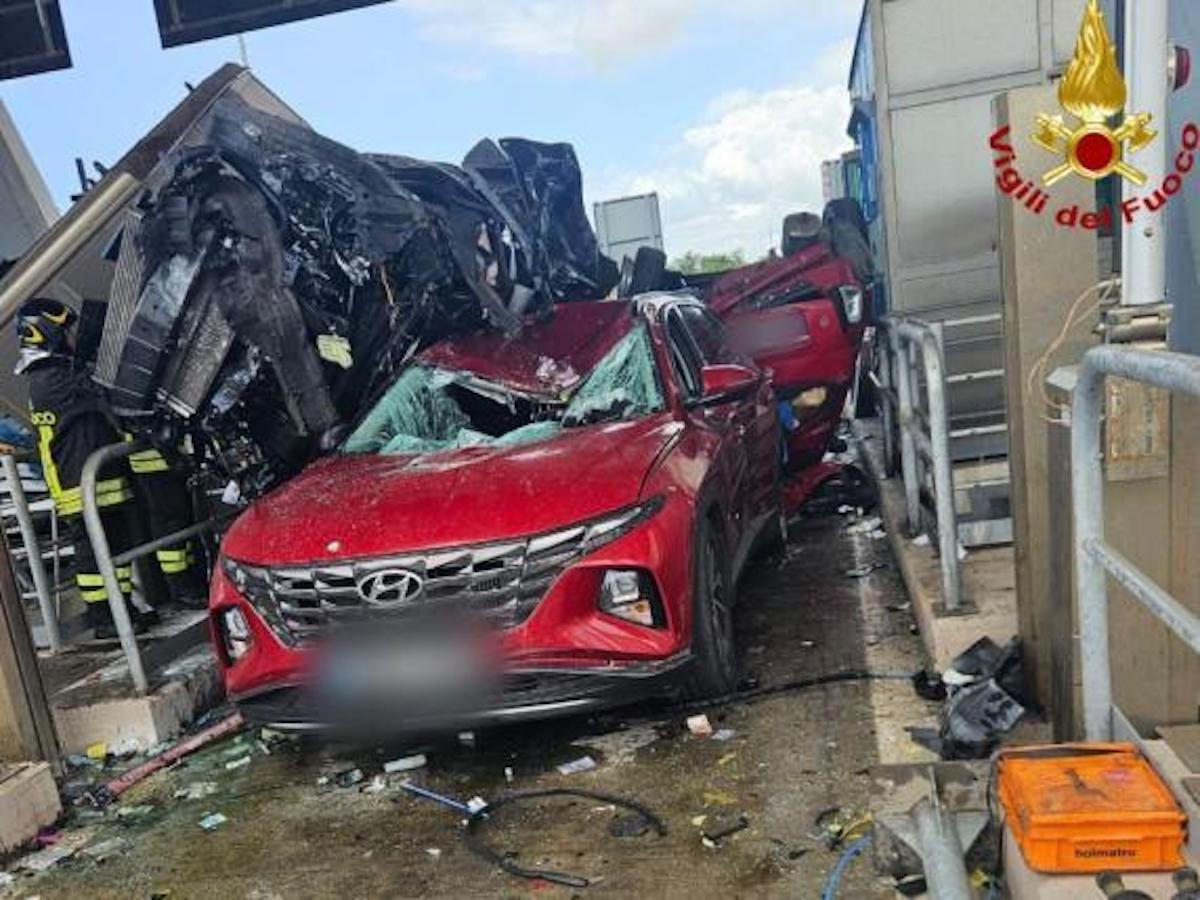 Auto travolge casello sulla A12, 3 morti e 6 feriti: "Nessun segno di frenata"