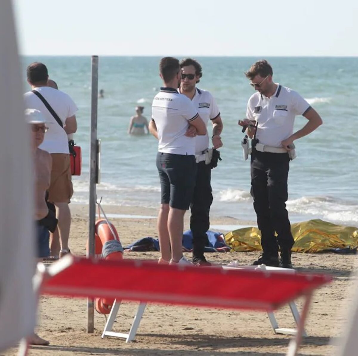 Turista si accascia in acqua e muore, dramma spiaggia italiana