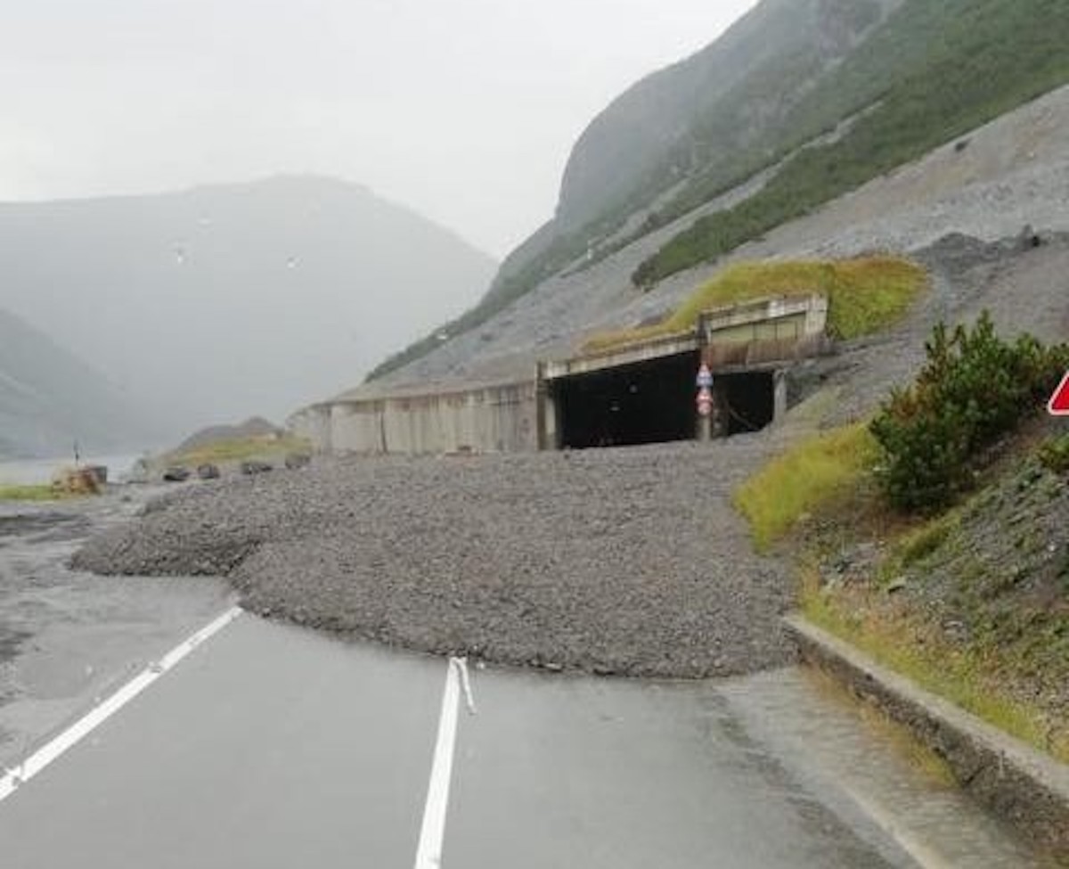 Frana a Livigno dopo una bomba d'acqua: auto bloccate