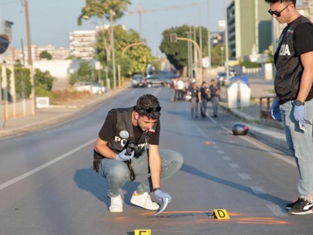 Bari, 21enne cade dalla moto in via Gentile e muore