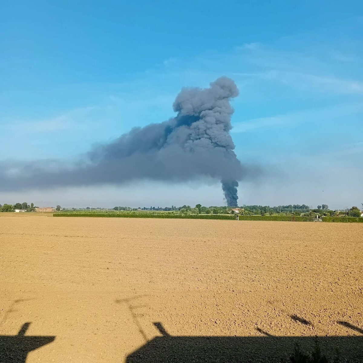 Incendio azienda di plastica, paura nel ferrarese: 2 feriti gravi