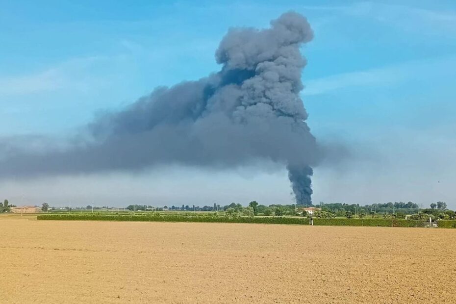 Incendio azienda di plastica, paura nel ferrarese: 2 feriti gravi