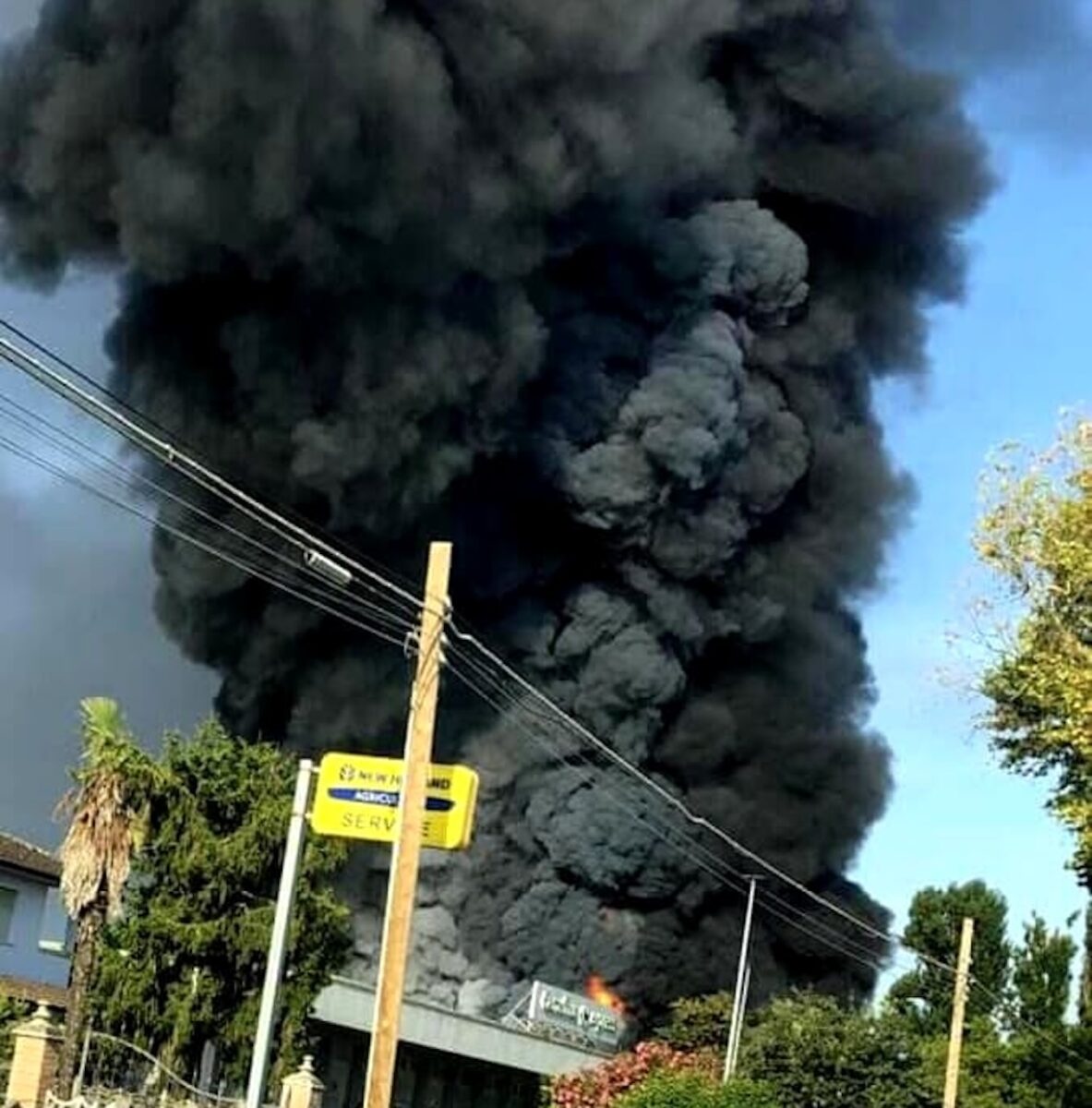 Incendio azienda di plastica, paura nel ferrarese: 2 feriti gravi