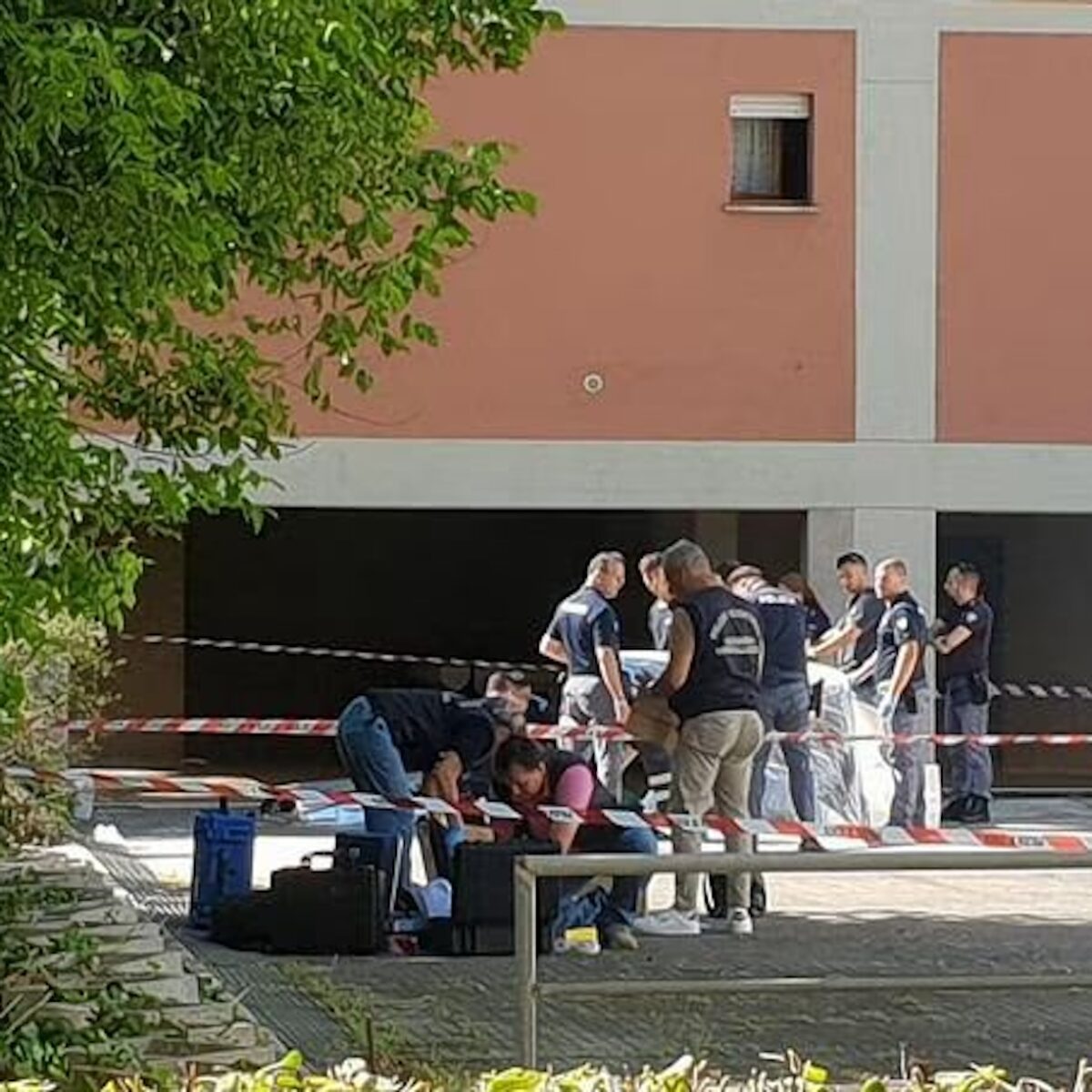 Mamma si lancia dal terrazzo col figlio di 6 anni