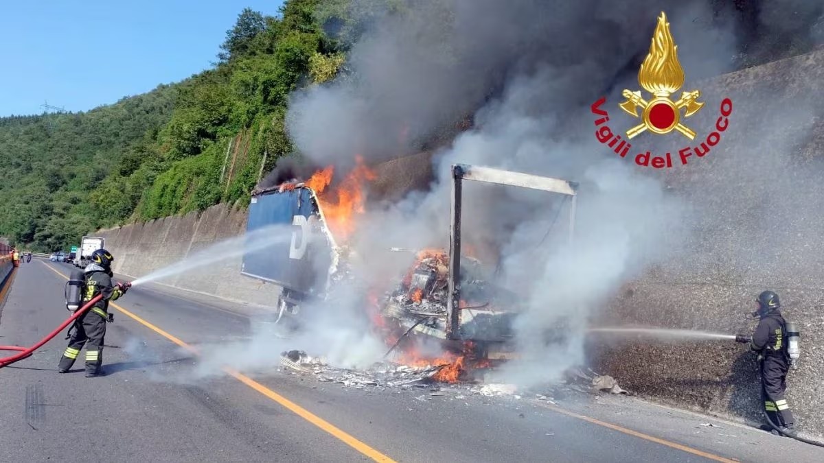 Incendio di un tir tra Barberino del Mugello, Calenzano e di Borgo San Lorenzo