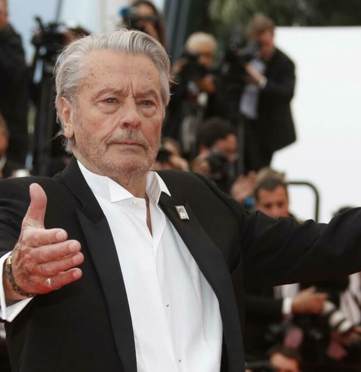 alain delon niente funerali stato