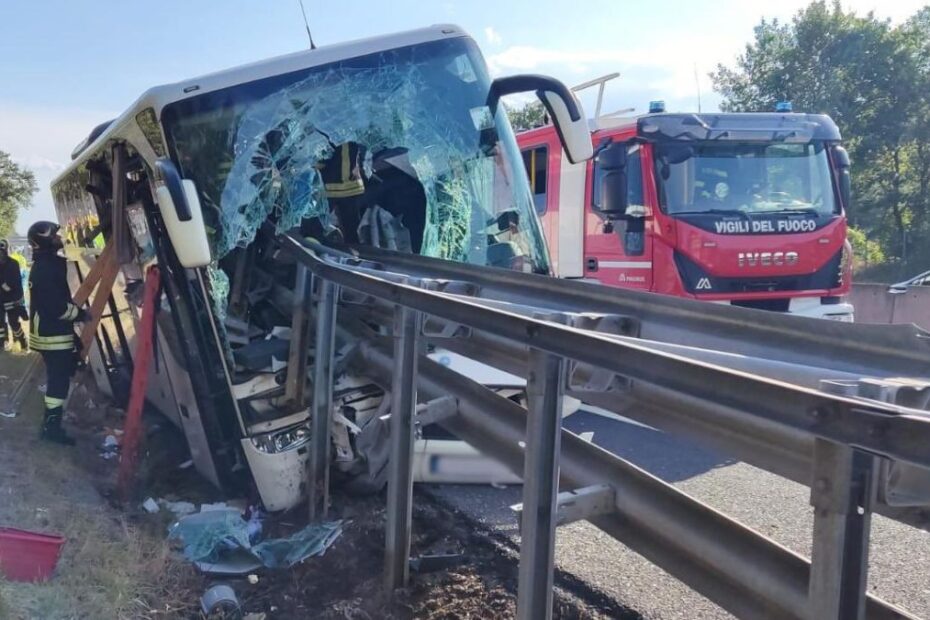 Pullman di turisti si schianta sull’A1, 1 morto e 25 feriti