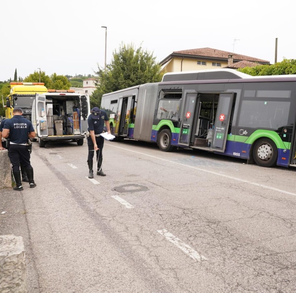 Bus perde il controllo e si schianta, morta una donna di 49 anni