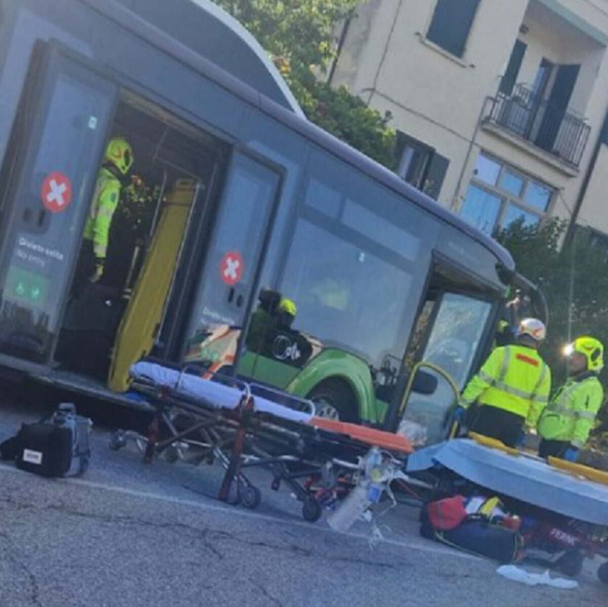 Bus perde il controllo e si schianta, morta una donna di 49 anni