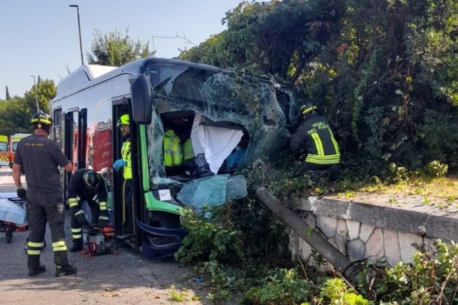 Bus perde il controllo e si schianta, morta una donna di 49 anni