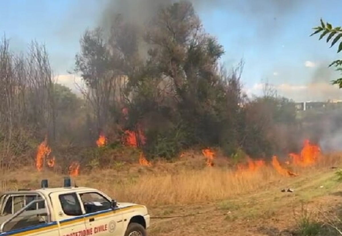 roma incendio gravi i soccorritori