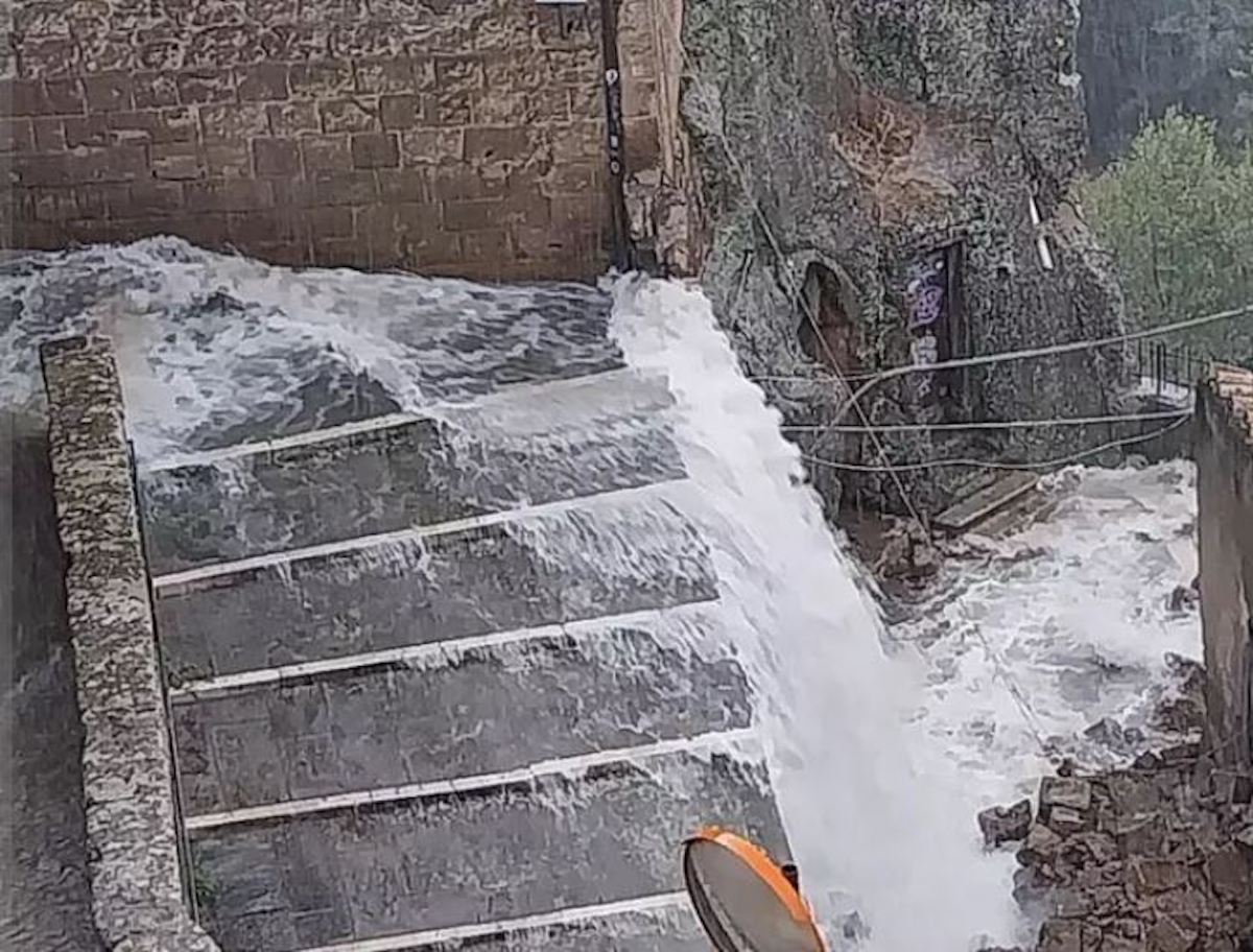 Pitigliano, piogge torrenziali. Il comune: "Non uscite"