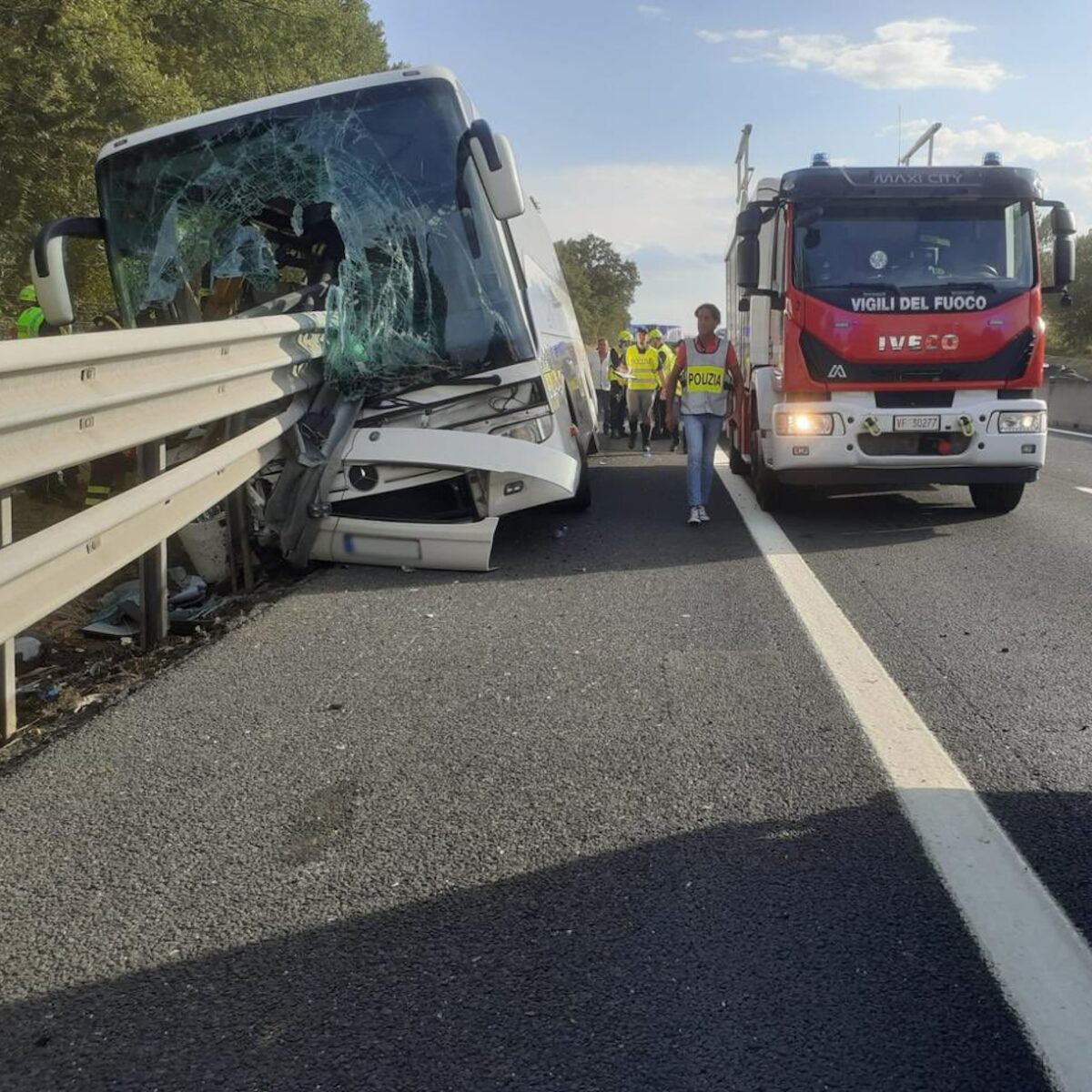 Pullman di turisti si schianta sull’A1, 1 morto e 25 feriti