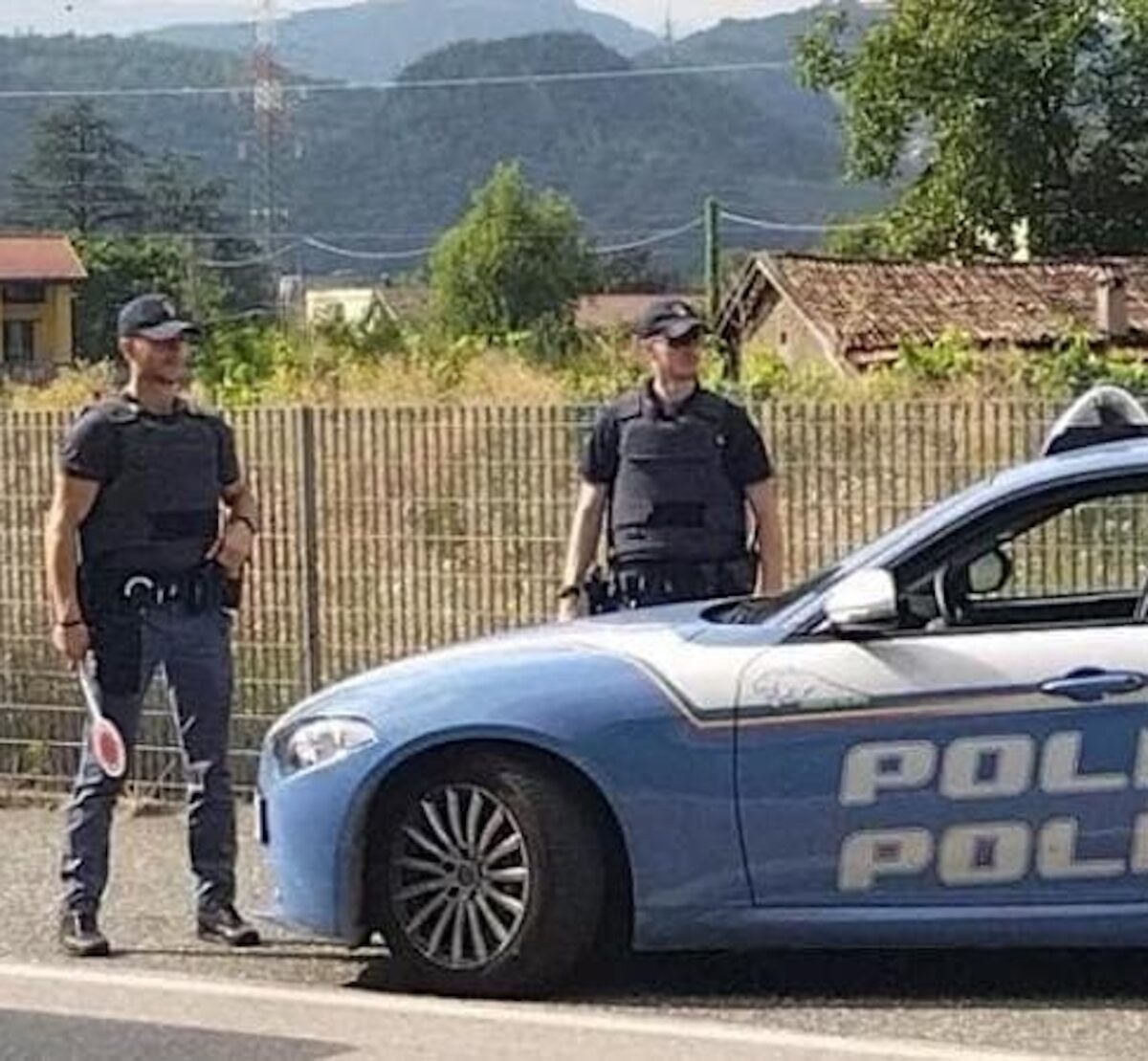 San Candido, uccide una donna e si barrica in casa