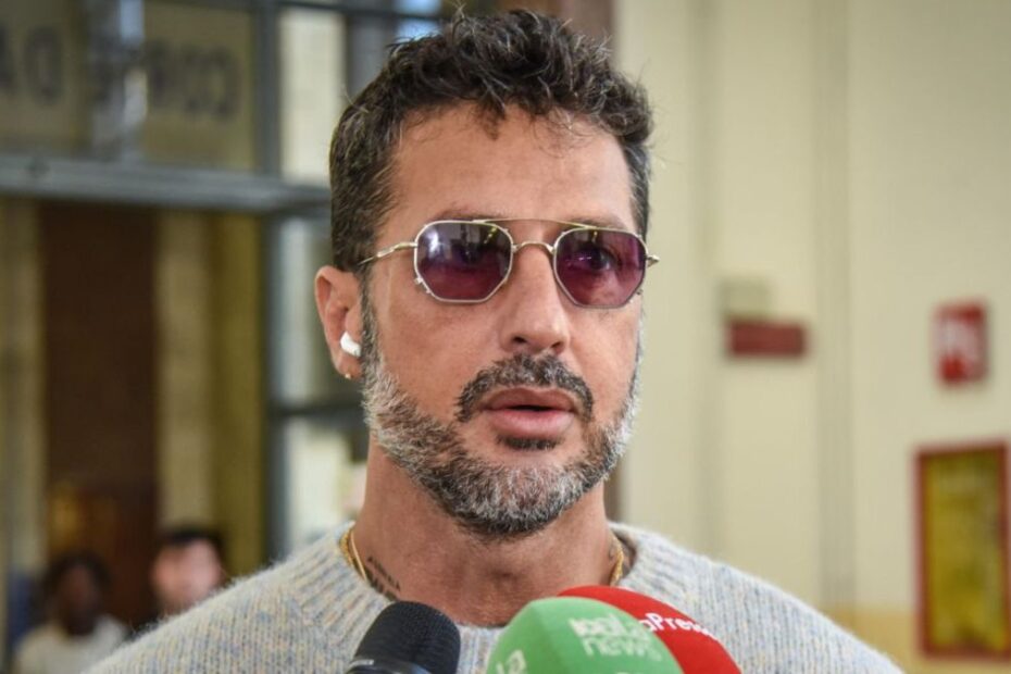 “Sto male”. Paura per Fabrizio Corona, costretto a chiedere aiuto