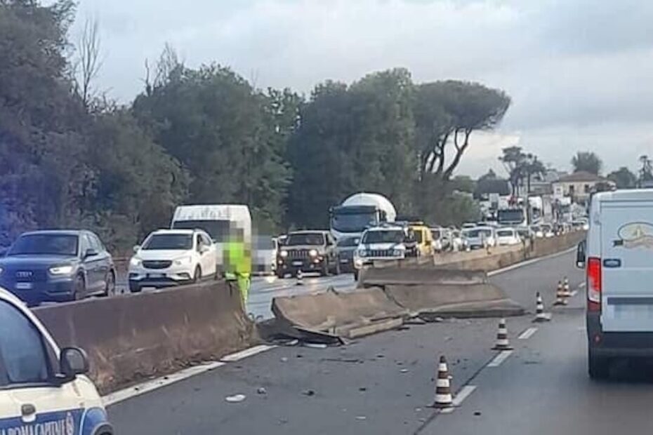 Incidente sulla Pontina: auto sfonda il new jersey, ma non c'è nessuno