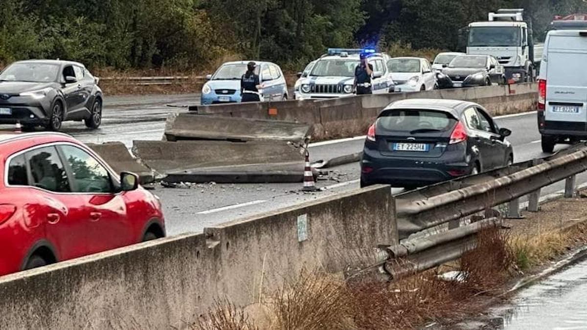 Incidente sulla Pontina: auto sfonda il new jersey, ma non c'è nessuno
