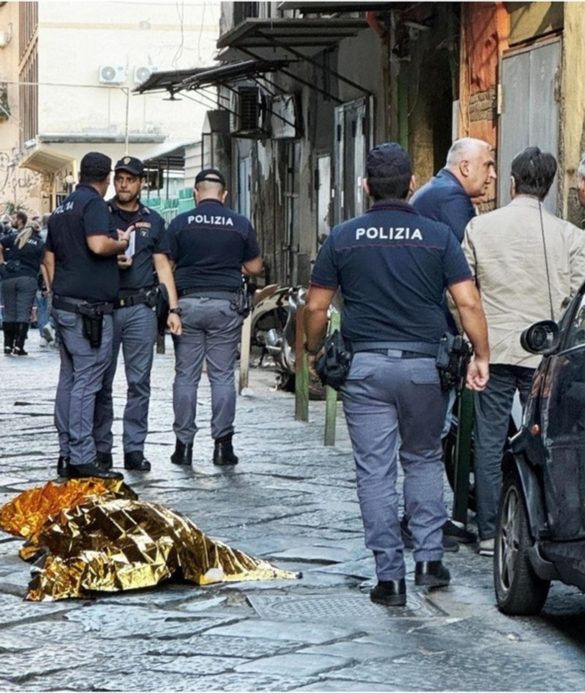 uomo ucciso pistola centro napoli