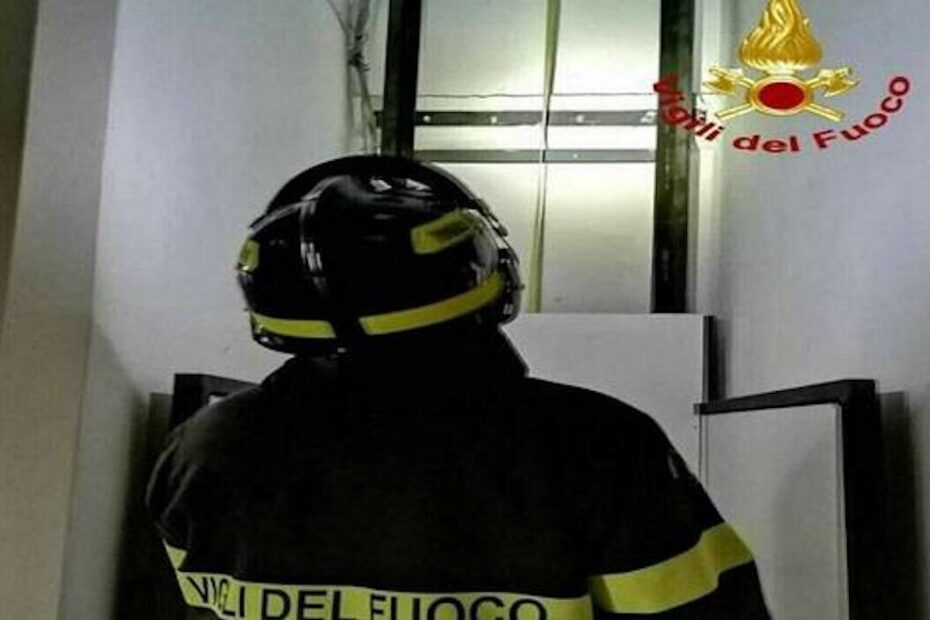 Montella, Avellino: ascensore bloccato, dentro c'era un uomo morto