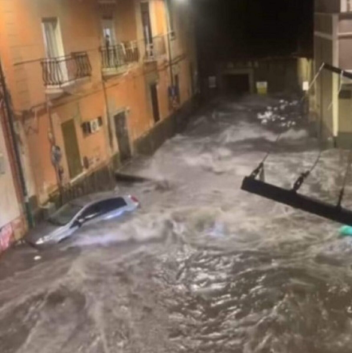 bomba d'acqua a torre del greco 13 settembre 2024 auto trascinate dalla corrente 