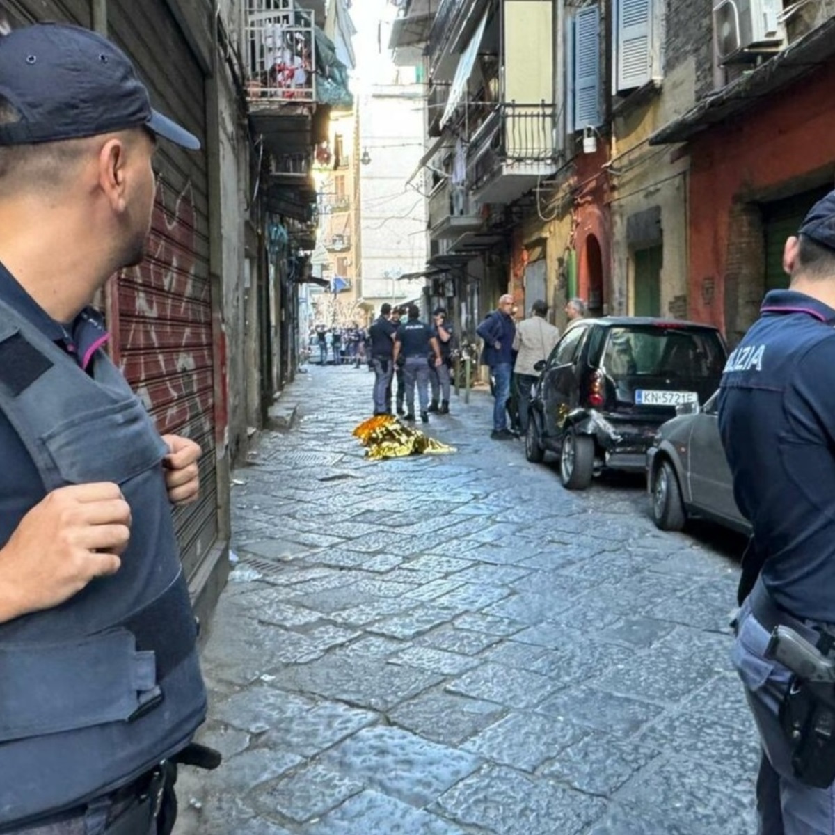 uomo ucciso pistola centro napoli