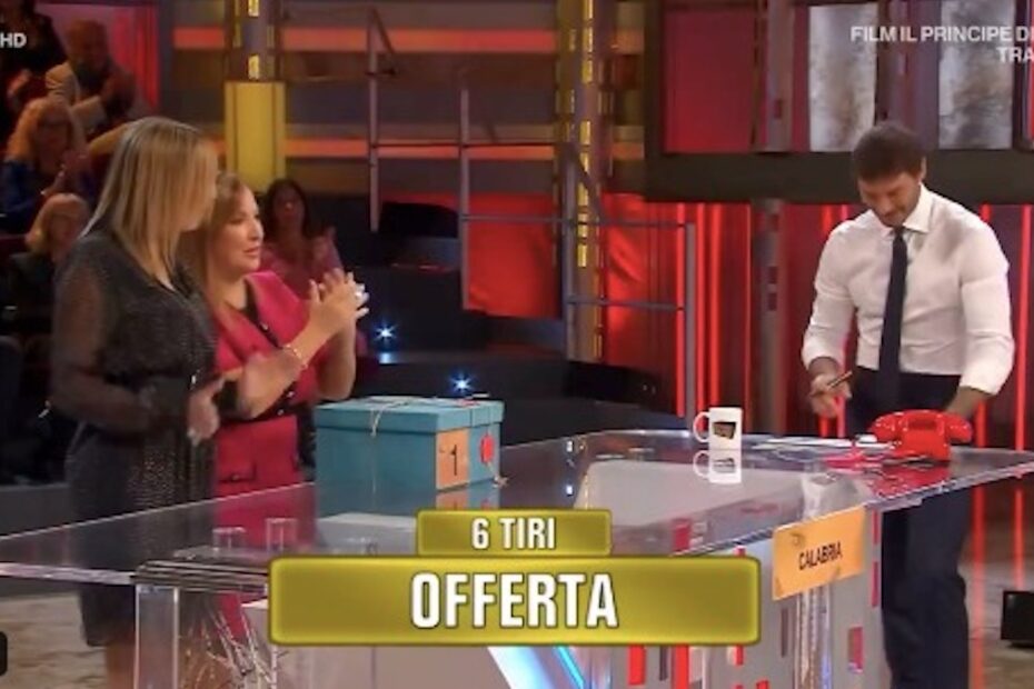 Affari Tuoi, Stefano De Martino sbaglia a scrivere l'offerta