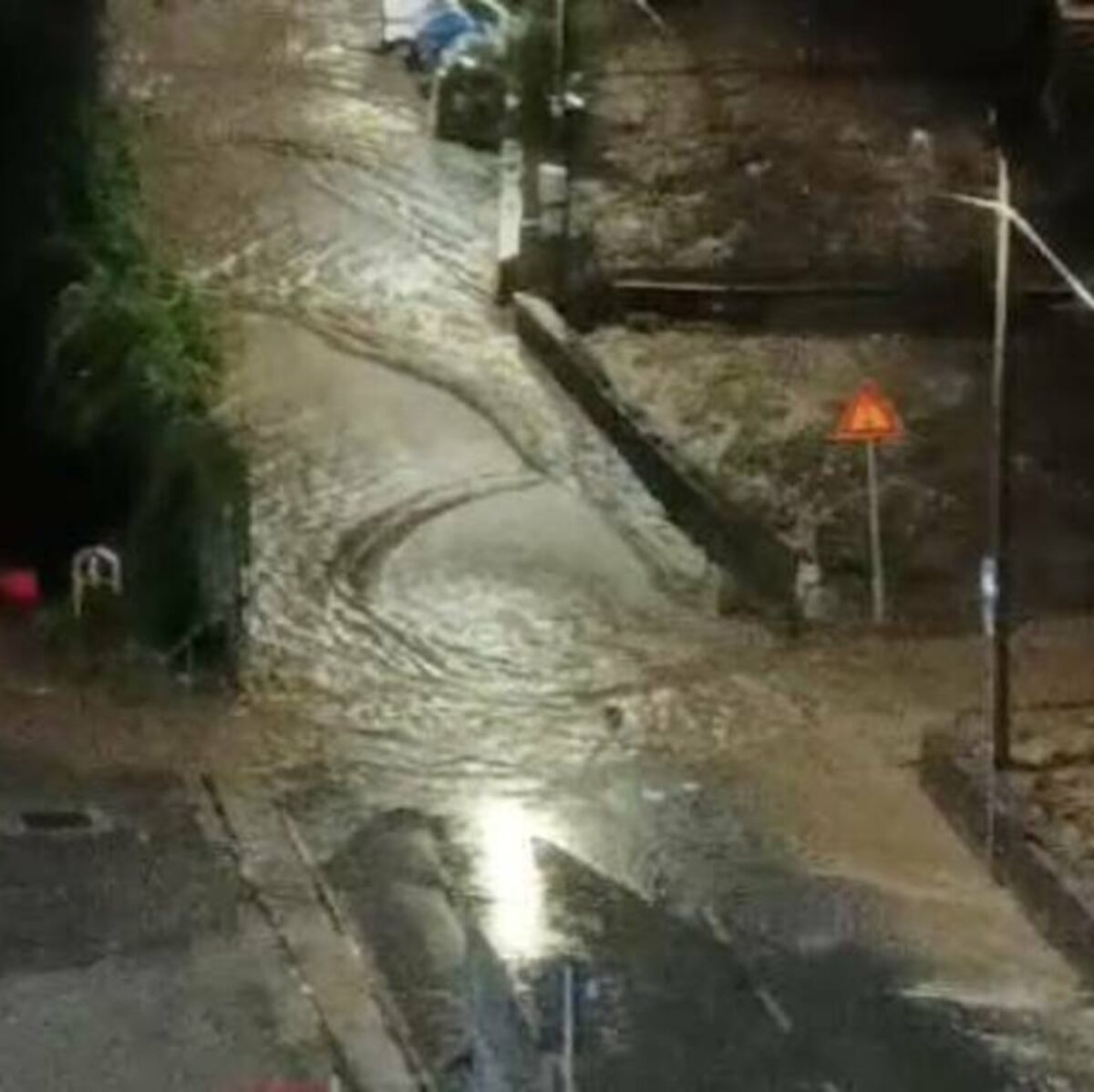 “Allerta arancione e rossa”. Maltempo a Genova: scuole chiuse