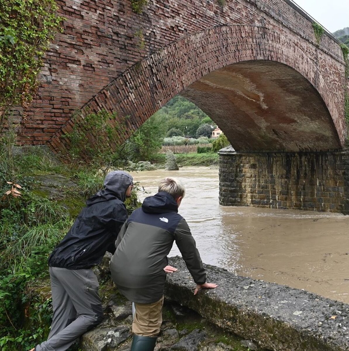 “Allerta arancione e rossa”. Maltempo a Genova: scuole chiuse