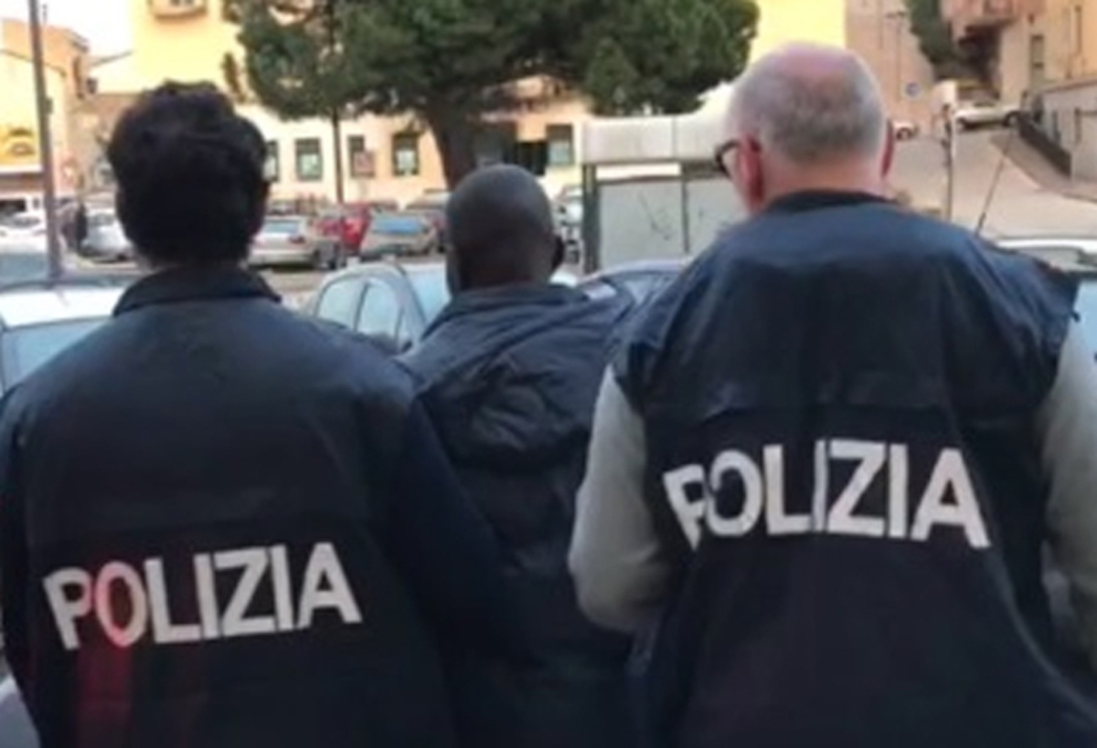 Rapisce bambino per strada sotto gli occhi della sorella: bloccato dalla polizia e arrestato
