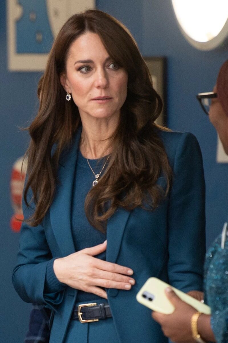 Kate Middleton, polemica sui capelli: "Troppo folti, porta la parrucca"