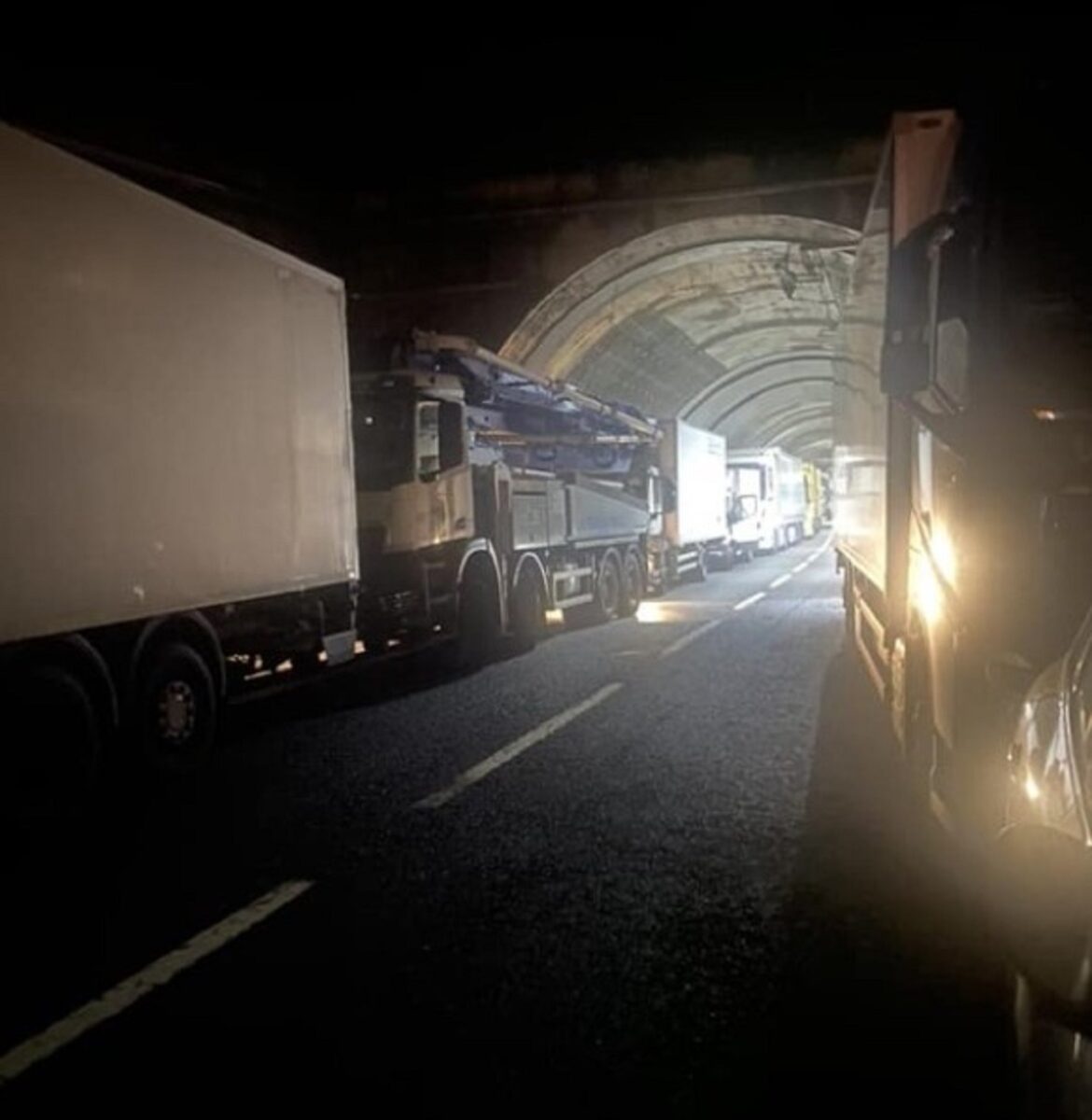 Incidente sulla A10 schianto in galleria traffico paralizzato 