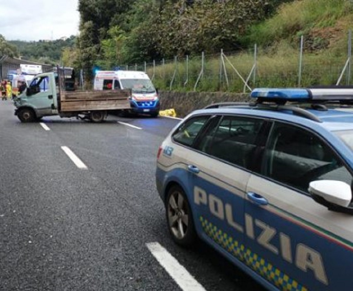 Incidente sulla A10 schianto in galleria traffico paralizzato 