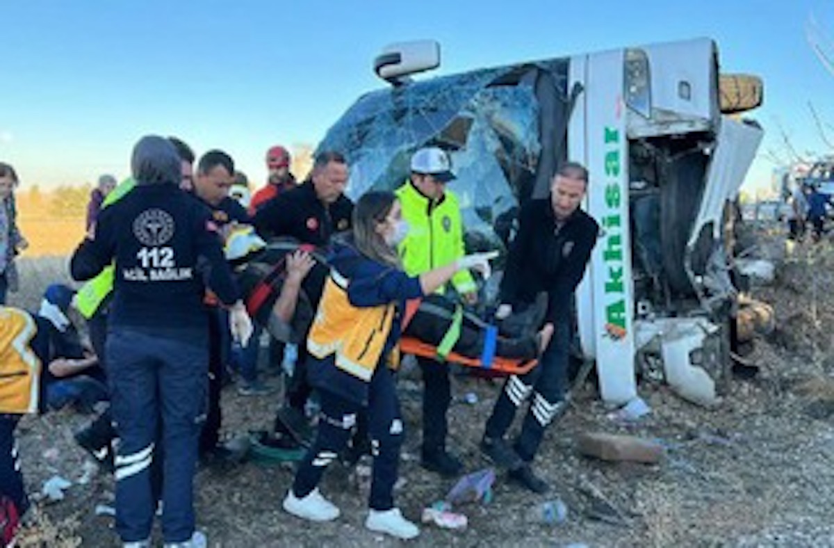 Turchia, autobus si schianta: 6 morti e 34 feriti. L'autista si era addormentato