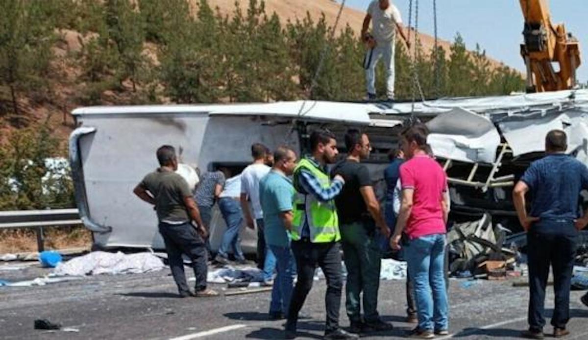 Turchia, autobus si schianta: 6 morti e 34 feriti. L'autista si era addormentato