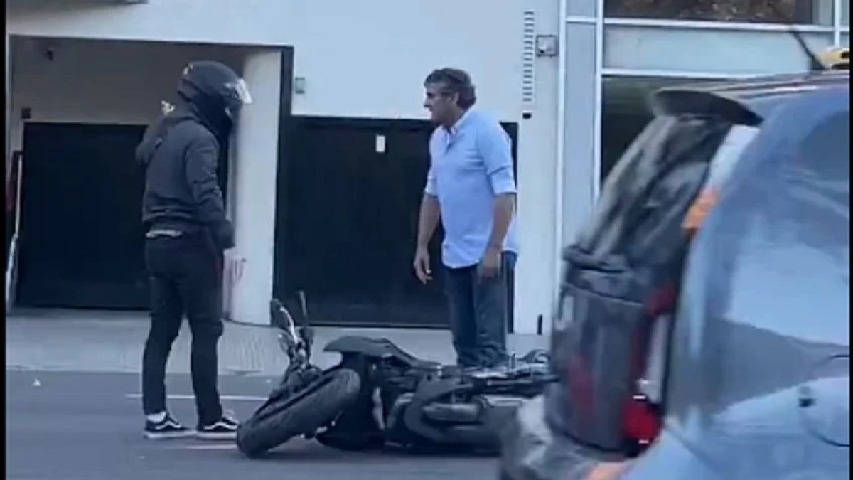 L'ex calciatore Francescoli ha un incidente stradale, investe un motociclista con l’auto: applausi dei tifosi