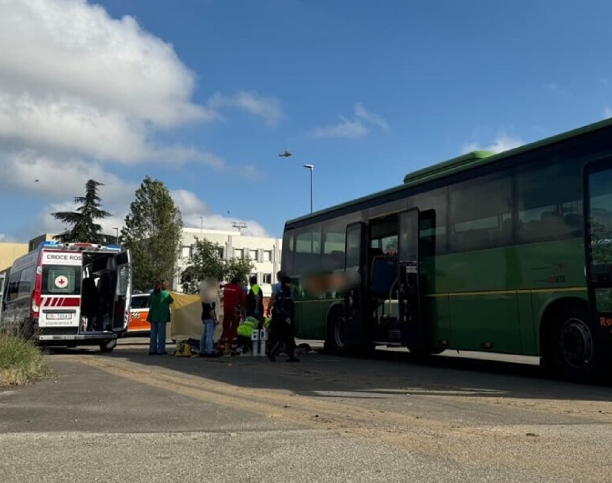 piacenza, ragazza 14enne muore schiacciata autobus