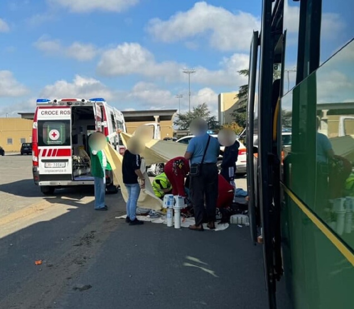 piacenza, ragazza 14enne muore schiacciata autobus