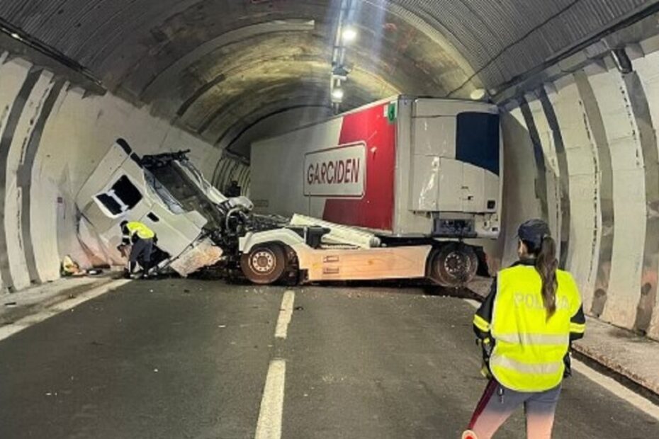 Incidente sulla A10, traffico interrotto