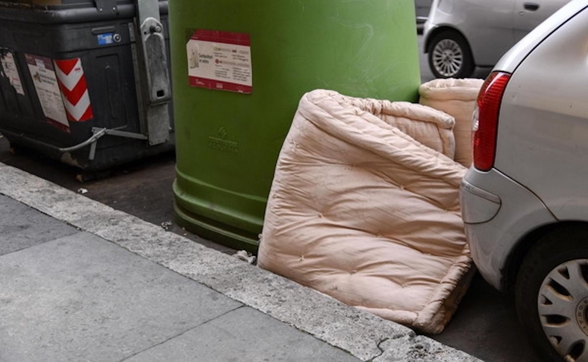 Colf getta un materasso in discarica, dentro c'erano 50mila euro