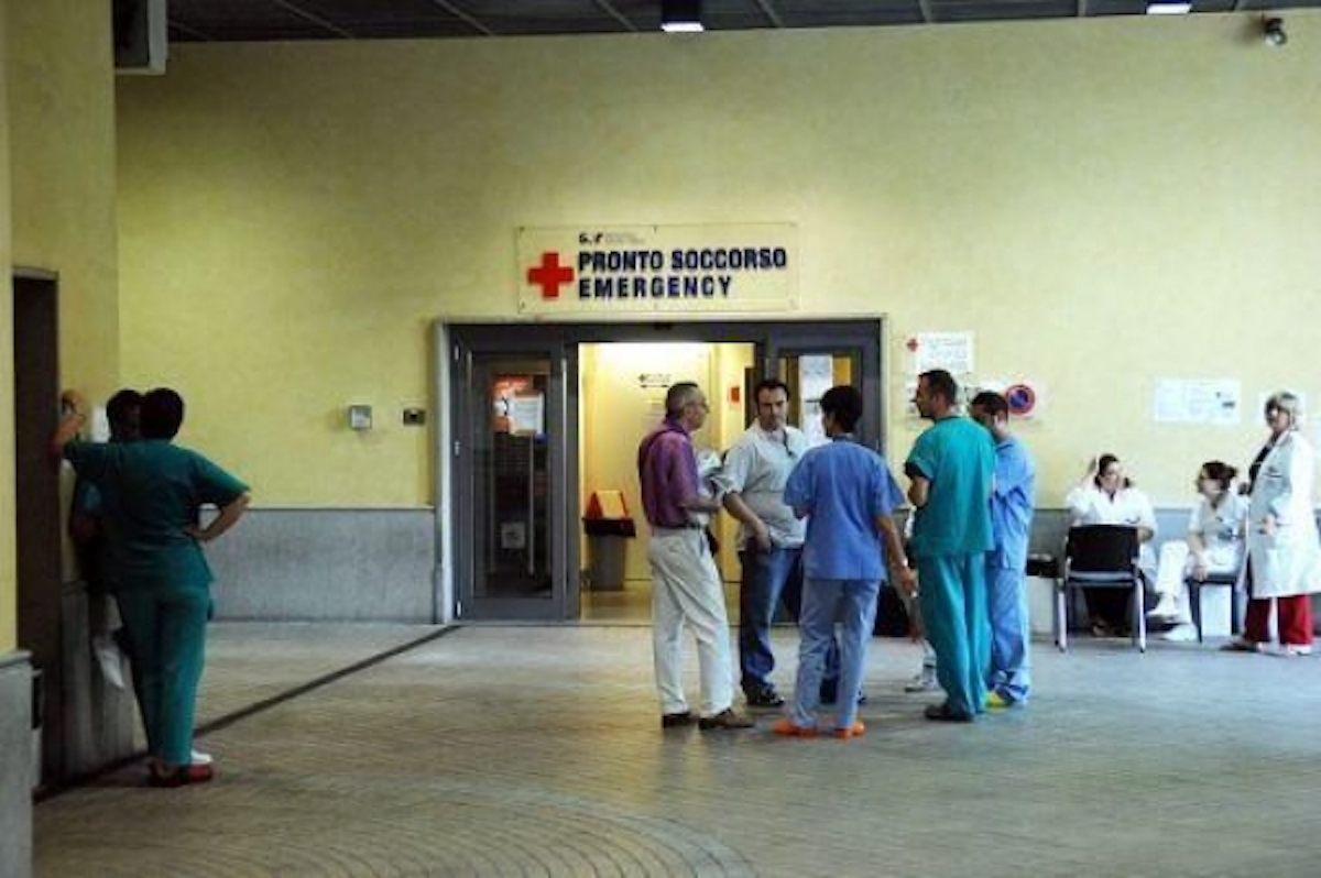 Lecce, ascensore dell'ospedale bloccato, donna partorisce sul pavimento