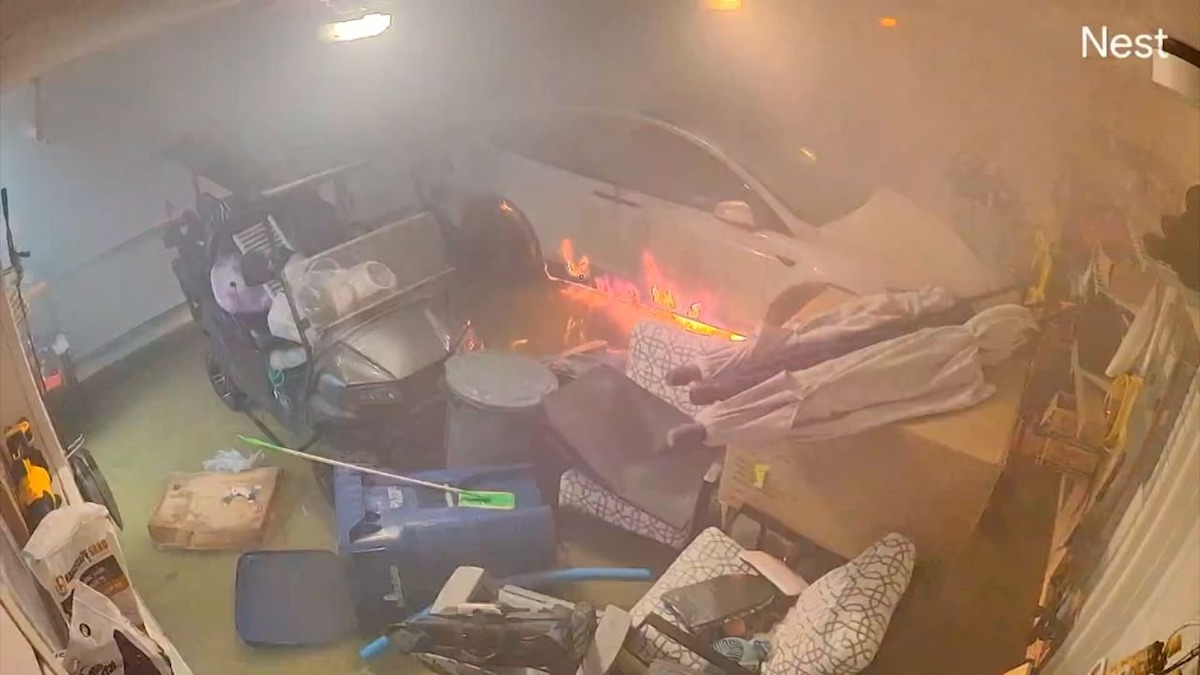 Tesla prende fuoco all'interno di un garage: casa distrutta