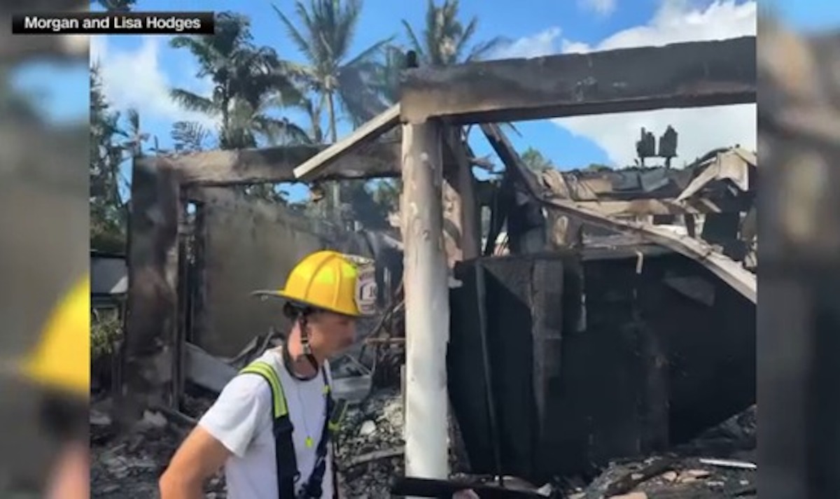 Tesla prende fuoco all'interno di un garage: casa distrutta